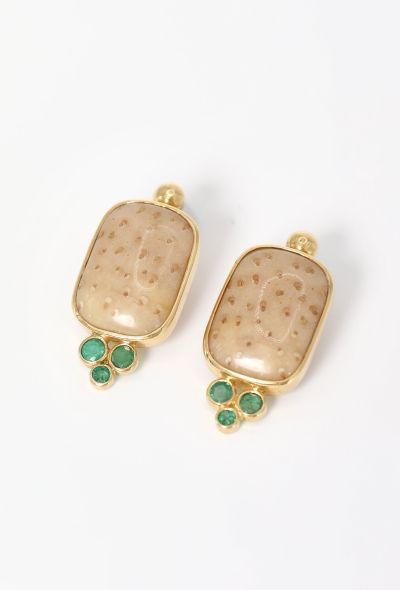 Modern Fine Jewelry 18k Yellow Gold, Fossilised Palm & Emerald Earrings - 2