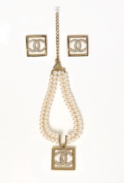 Chanel 2023 Strass 'CC' Pearl Necklace & Earrings - 2