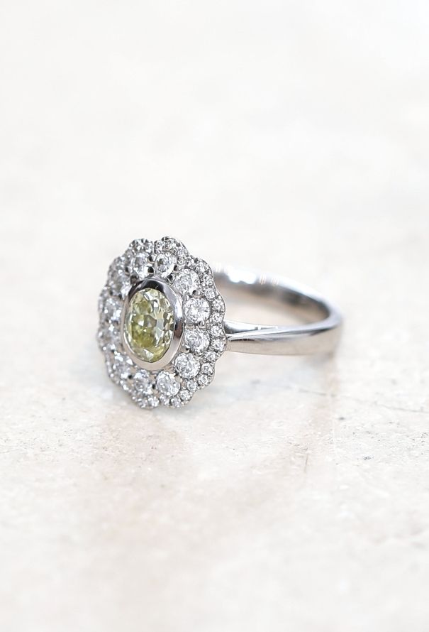 Vintage Fine Jewelry Stunning Floral 18k White Gold & Diamond Ring - 3