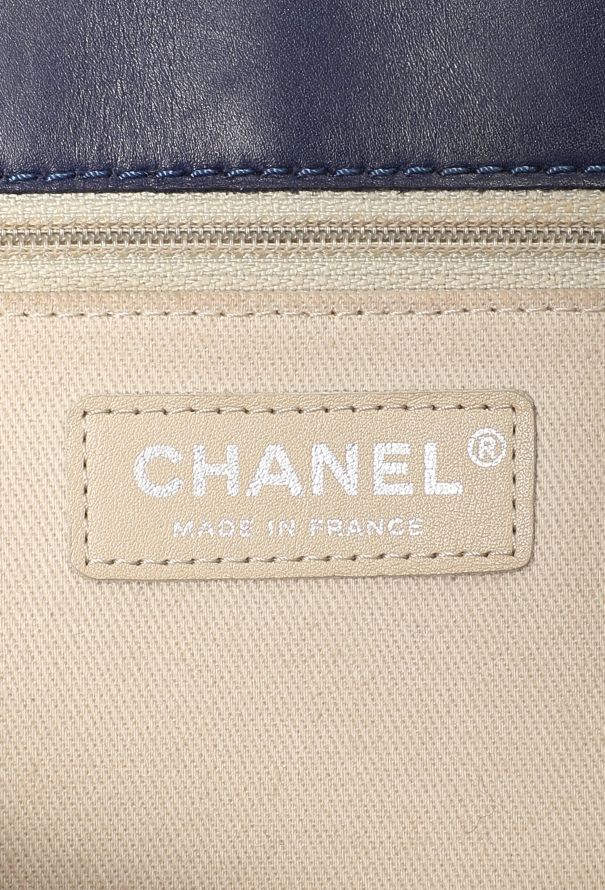 Chanel Double Stitch Hamptons Clutch with Chain - 19