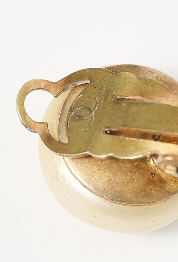 Chanel Rare 1960s Bourgeois Pearl Clip Earrings - 5