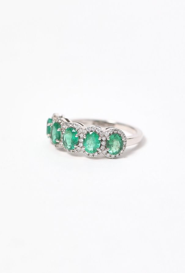 Modern Fine Jewelry Stunning 18k White Gold, Diamond & Emerald Ring - 3