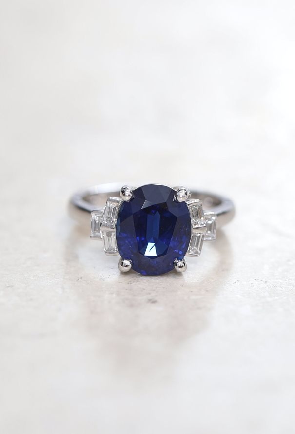 Vintage Fine Jewelry 18k White Gold, 4.4 Carats Sapphire & Diamond Ring - 1