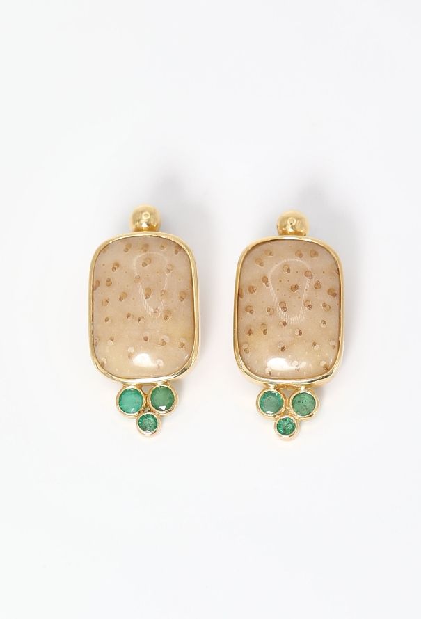 Modern Fine Jewelry 18k Yellow Gold, Fossilised Palm & Emerald Earrings - 3