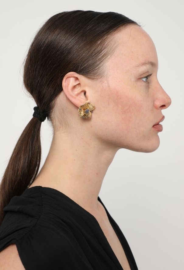 Vintage Fine Jewelry 18k Yellow Gold & Sapphire Flower Clip Earrings - 4