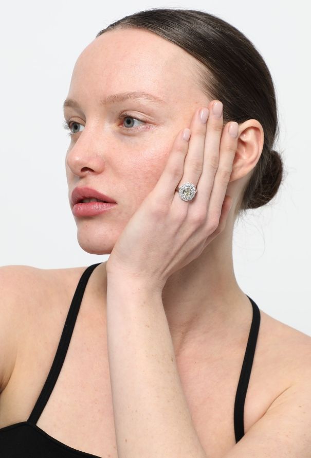 Vintage Fine Jewelry Stunning Floral 18k White Gold & Diamond Ring - 2