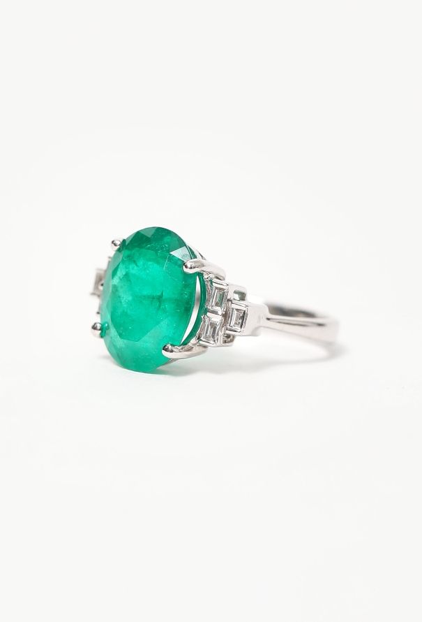 Vintage Fine Jewelry Stunning White Gold, 4.73 Carats Emerald & Diamond Ring - 3