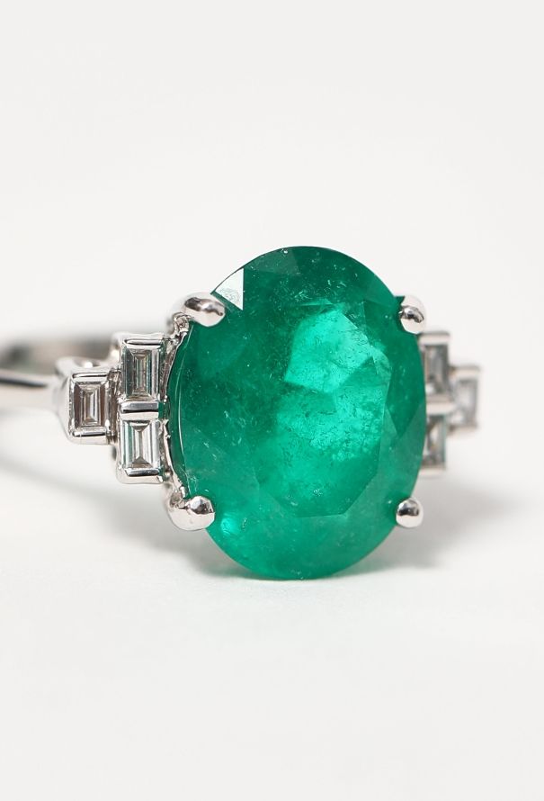 Vintage Fine Jewelry Stunning White Gold, 4.73 Carats Emerald & Diamond Ring - 4