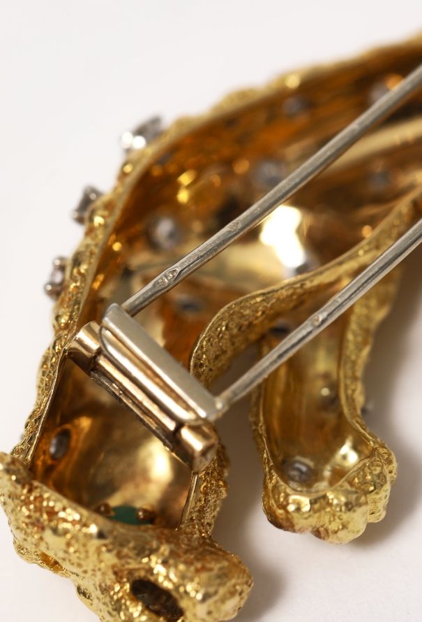 Modern Fine Jewelry 18k Yellow Gold, Diamond & Emerald Panthère  Brooch - 7