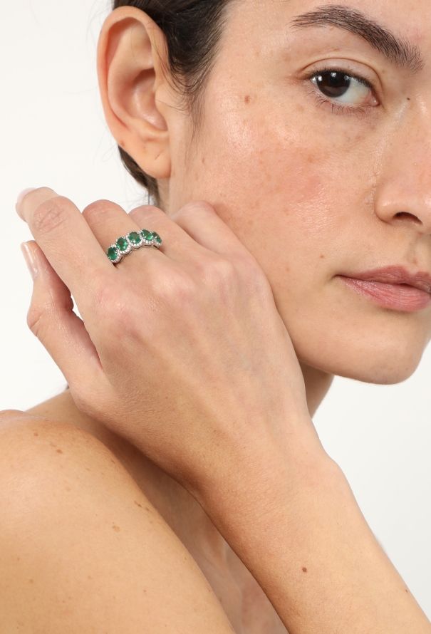 Modern Fine Jewelry Stunning 18k White Gold, Diamond & Emerald Ring - 4