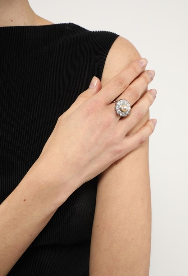 Vintage Fine Jewelry 18k White Gold, Pearl & 1.20 Carats Diamond Daisy Ring - 4