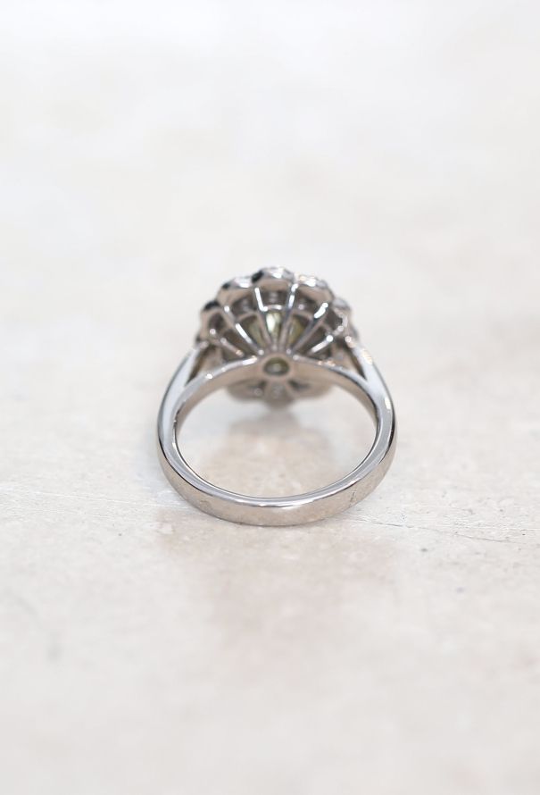 Vintage Fine Jewelry Stunning Floral 18k White Gold & Diamond Ring - 4