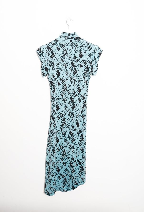 Diane Von Furstenberg Graphic Silk Wrap Dress - 6